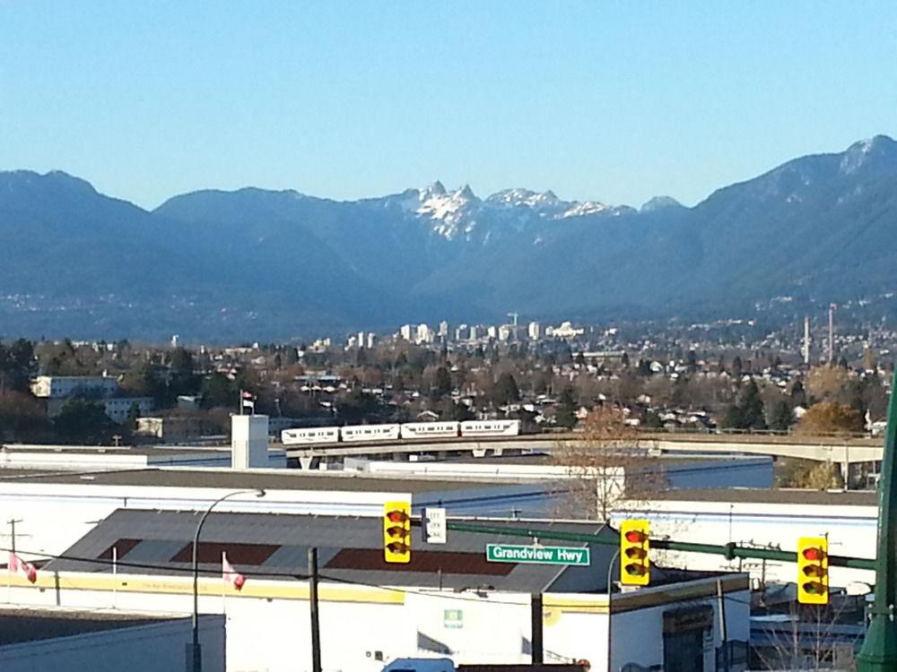 Coast Metro Vancouver Hotel Burnaby Exterior photo